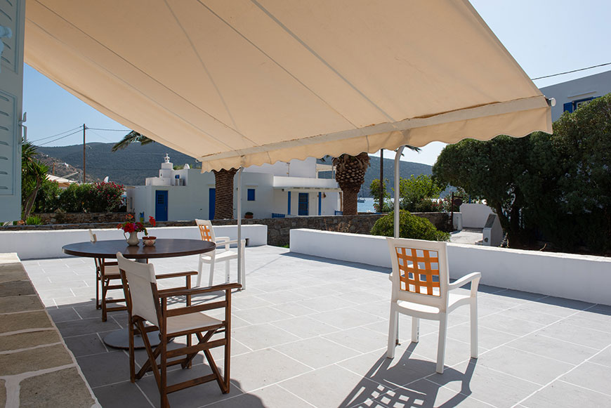 Δωμάτια με αυλή στο Βαθύ