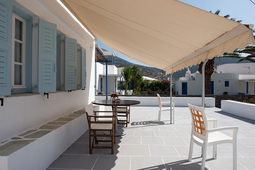 Δωμάτια με αυλή στο Βαθύ